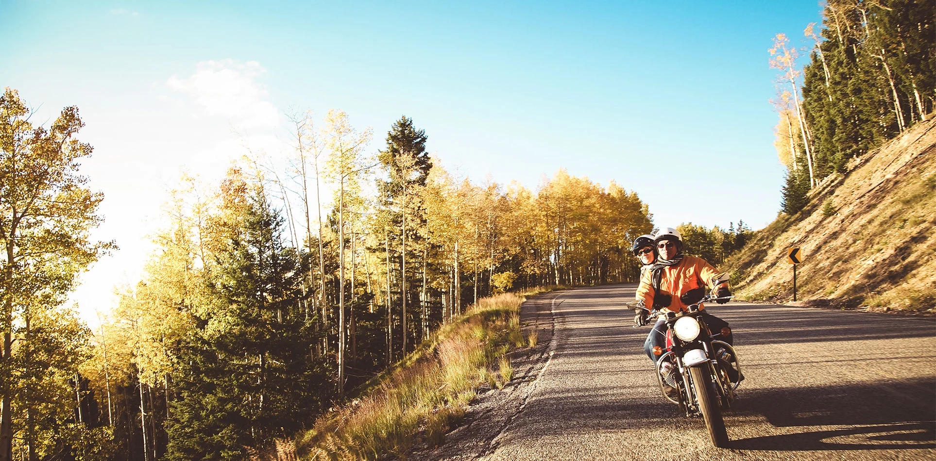 Motorista disfrutando de una ruta con su pareja